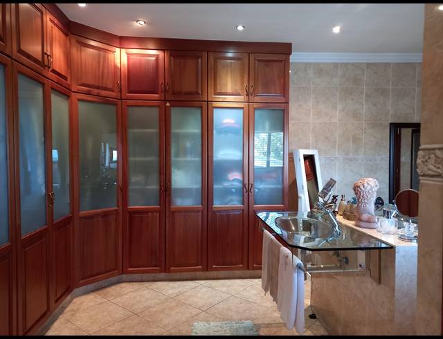 9 BEDROOM HOUSE FOR SALE IN UMTENTWENI